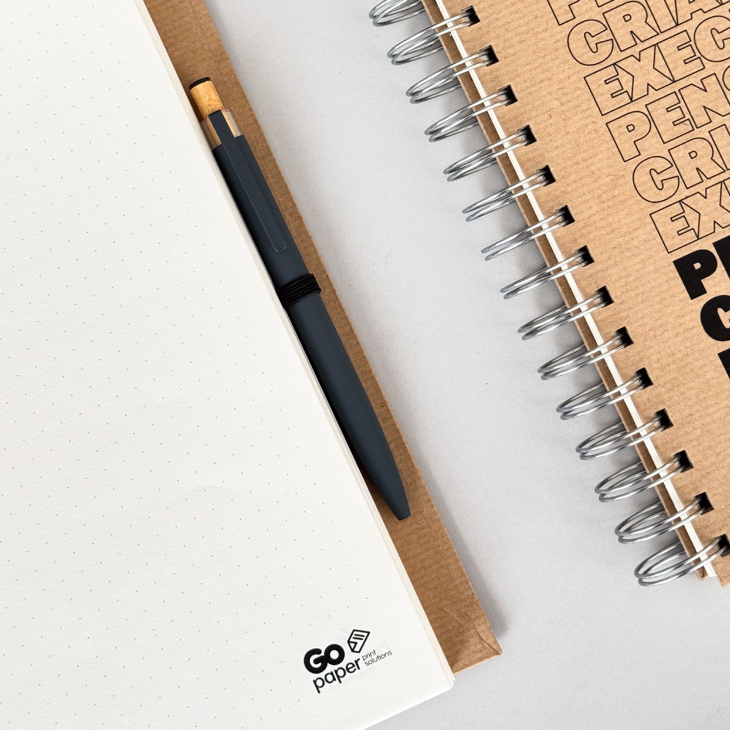 KraftDuo – Conjunto Caderno de Argolas c/ Esferográfica KraftDuo – Conjunto Caderno de Argolas c/ Esferográfica